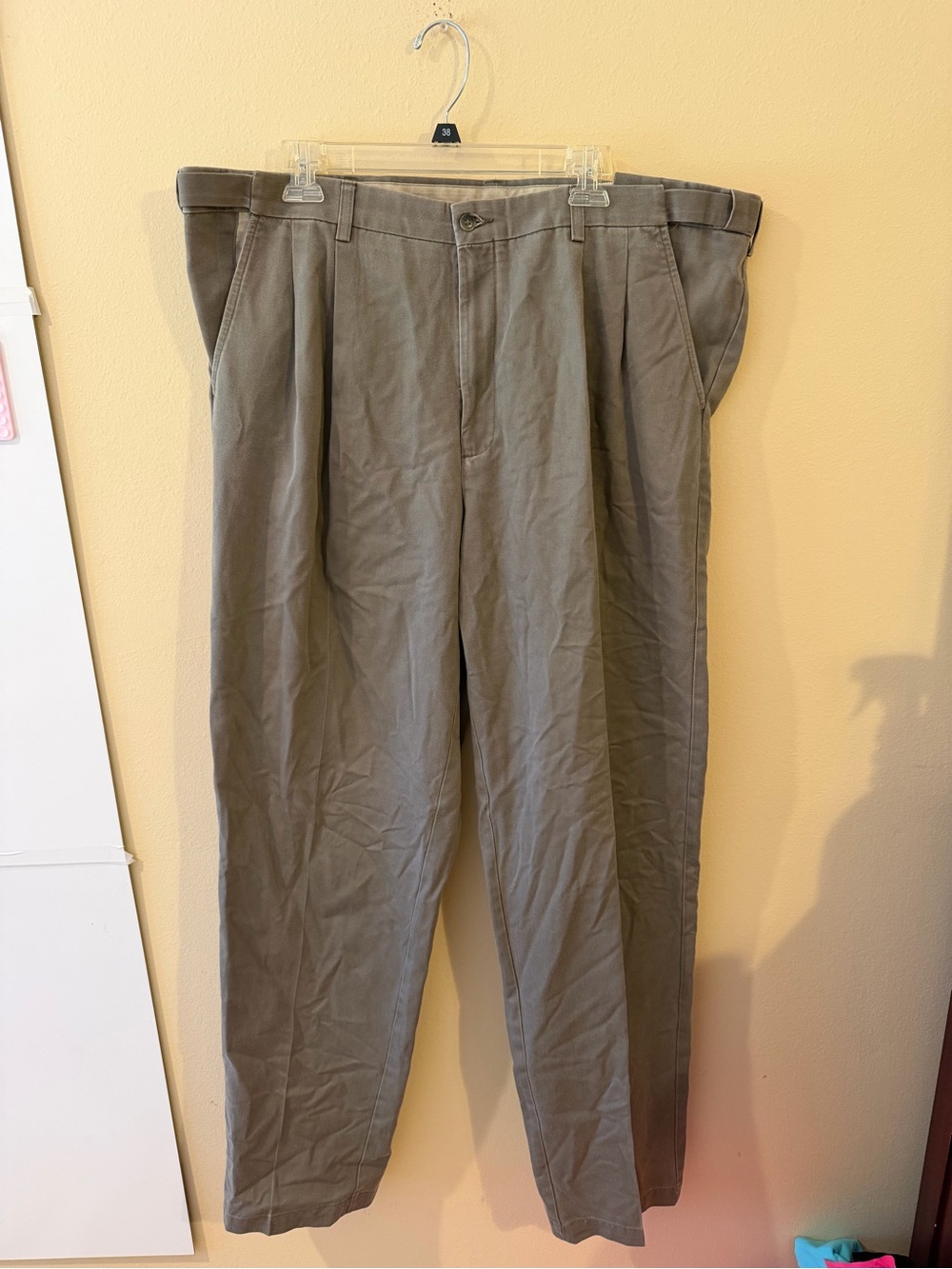 Roundtree & Yorke Men's Pleated Chinos in Olive Green